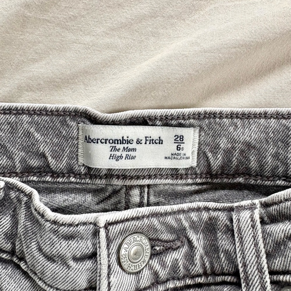 Abercrombie & Fitch The Mom High Rise size 28/6 Short - Picture 3 of 4